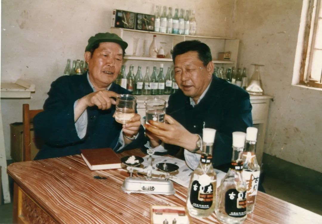 火遍大江南北,时任酒厂党支部书记的张子文打算再开发酱香型白酒