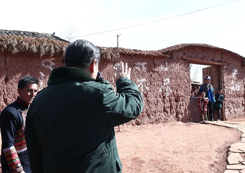 这是2月11日上午,<span class='profreead-item profreead-item-52'>习近平</span>在凉山彝族自治州昭觉县三岔河乡三河村考察时同村民打招呼。 新华社记者 鞠鹏 摄