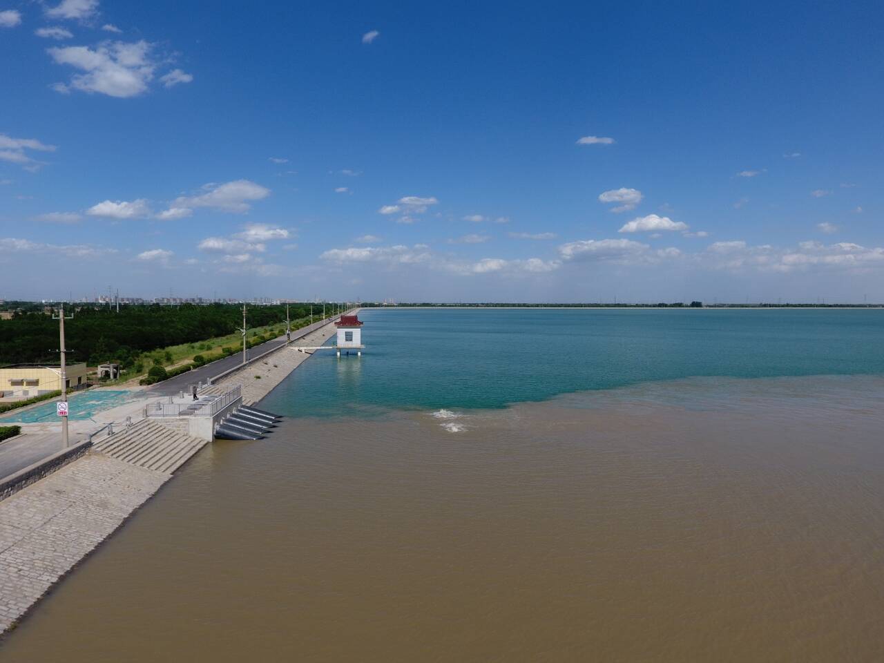 德州南有黄河,北有大运河,徒骇,德惠,马颊河横穿东西,引黄引江三条