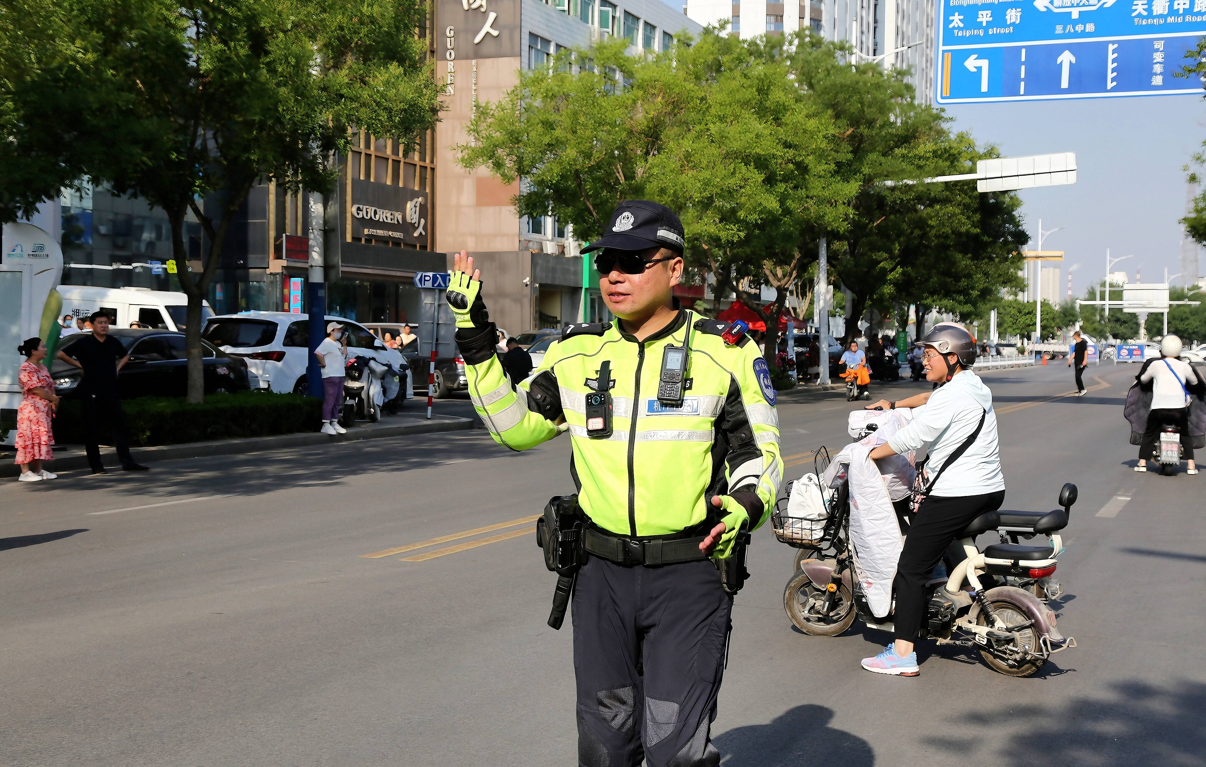 交警照片执勤图片