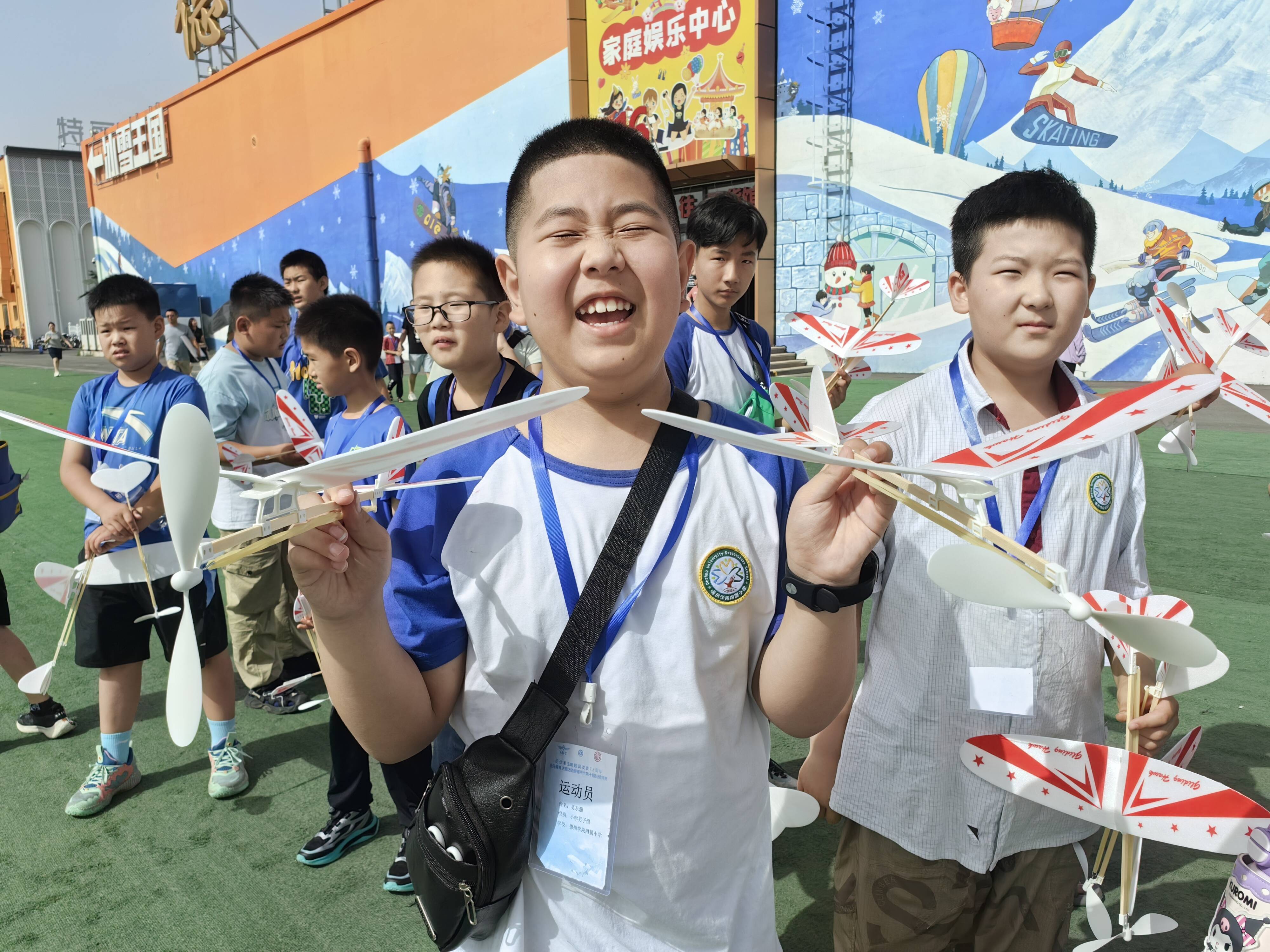 全国青少年航空航天模型教育竞赛德州市选拨赛在德百奥莱广场举行