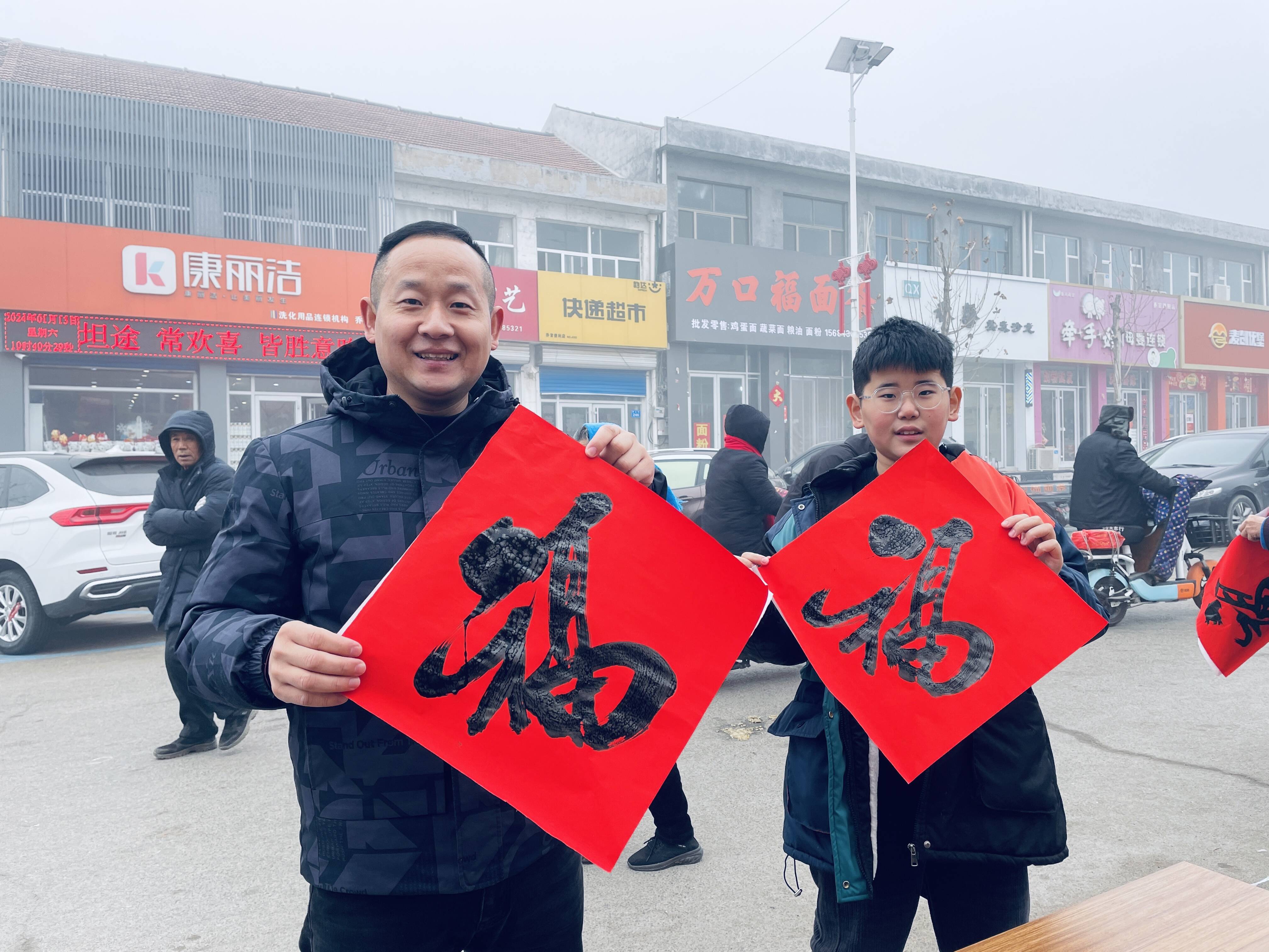 在乔官镇综治中心和乔官大集上,来自昌乐县的文化志愿者,正用翰墨向