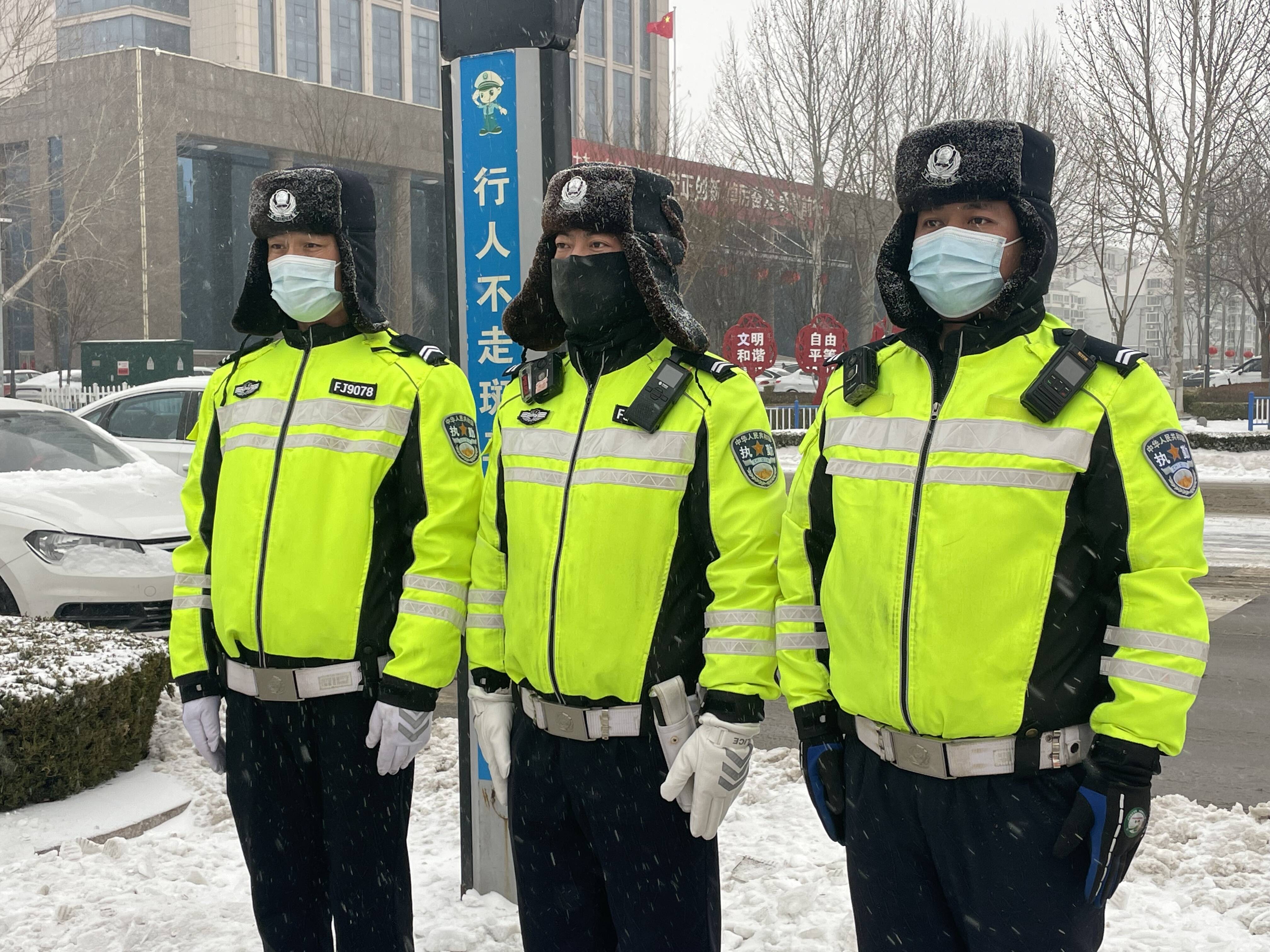 冬天交警执勤图片图片