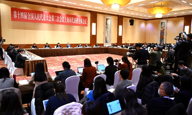 十四届全国人大二次会议上海代表团3月6日下午举行全体会议，继续审议政府工作报告，并向境内外记者开放。上海人大供图