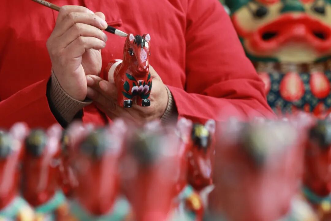 3-2026年1月2日,在山东潍坊高密市姜庄镇,聂家庄泥塑艺人聂来忱在创作生肖马泥塑作品。(李海涛 摄) (2).JPG