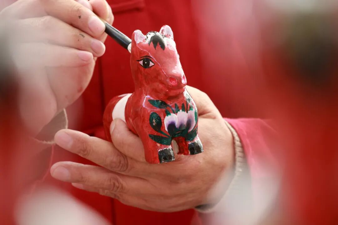 6-2026年1月2日,在山东潍坊高密市姜庄镇,聂家庄泥塑艺人聂来忱在创作生肖马泥塑作品。(李海涛 摄).jpg