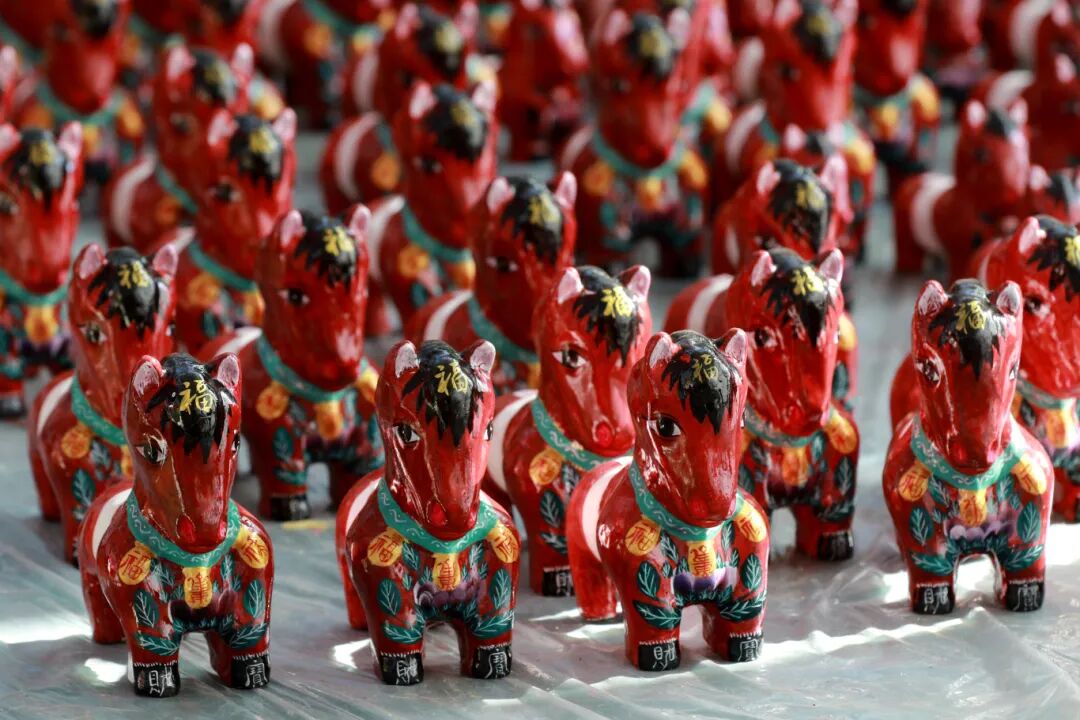 2026年1月2日在山东潍坊高密市姜庄镇拍摄的生肖马泥塑作品。(李海涛 摄) (2).jpg