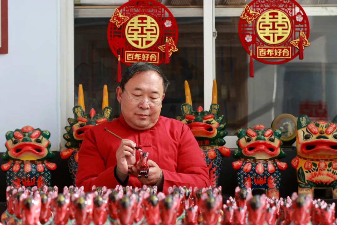 1-2026年1月2日,在山东潍坊高密市姜庄镇,聂家庄泥塑艺人聂来忱在创作生肖马泥塑作品。(李海涛 摄) (2).jpg