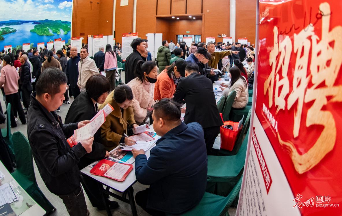 【新春走基层】春风送岗暖人心 精准对接稳就业 【新春走基层】春风送岗暖人心 精准对接稳就业