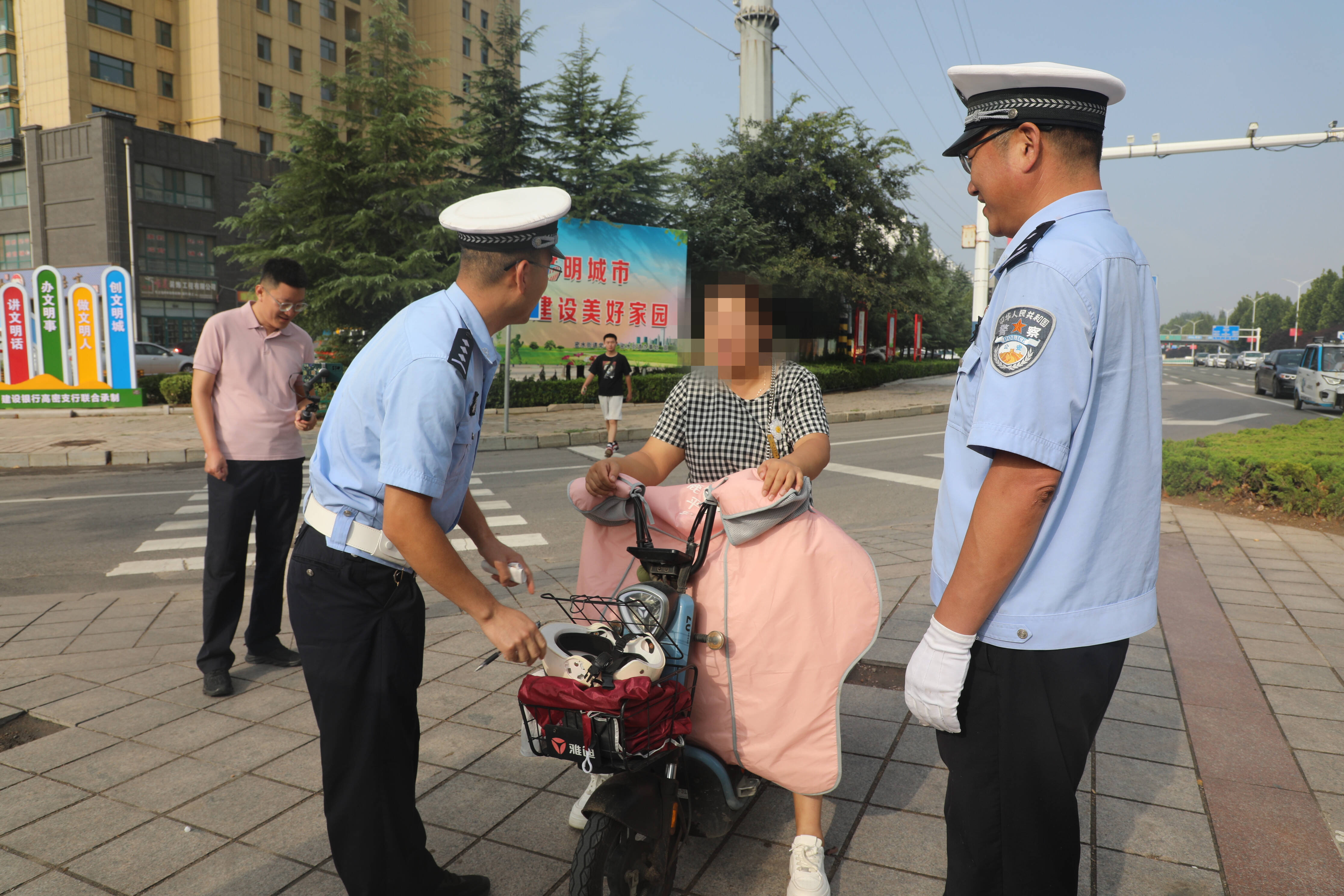 带戴高密公安交警严查不佩戴头盔违法行为