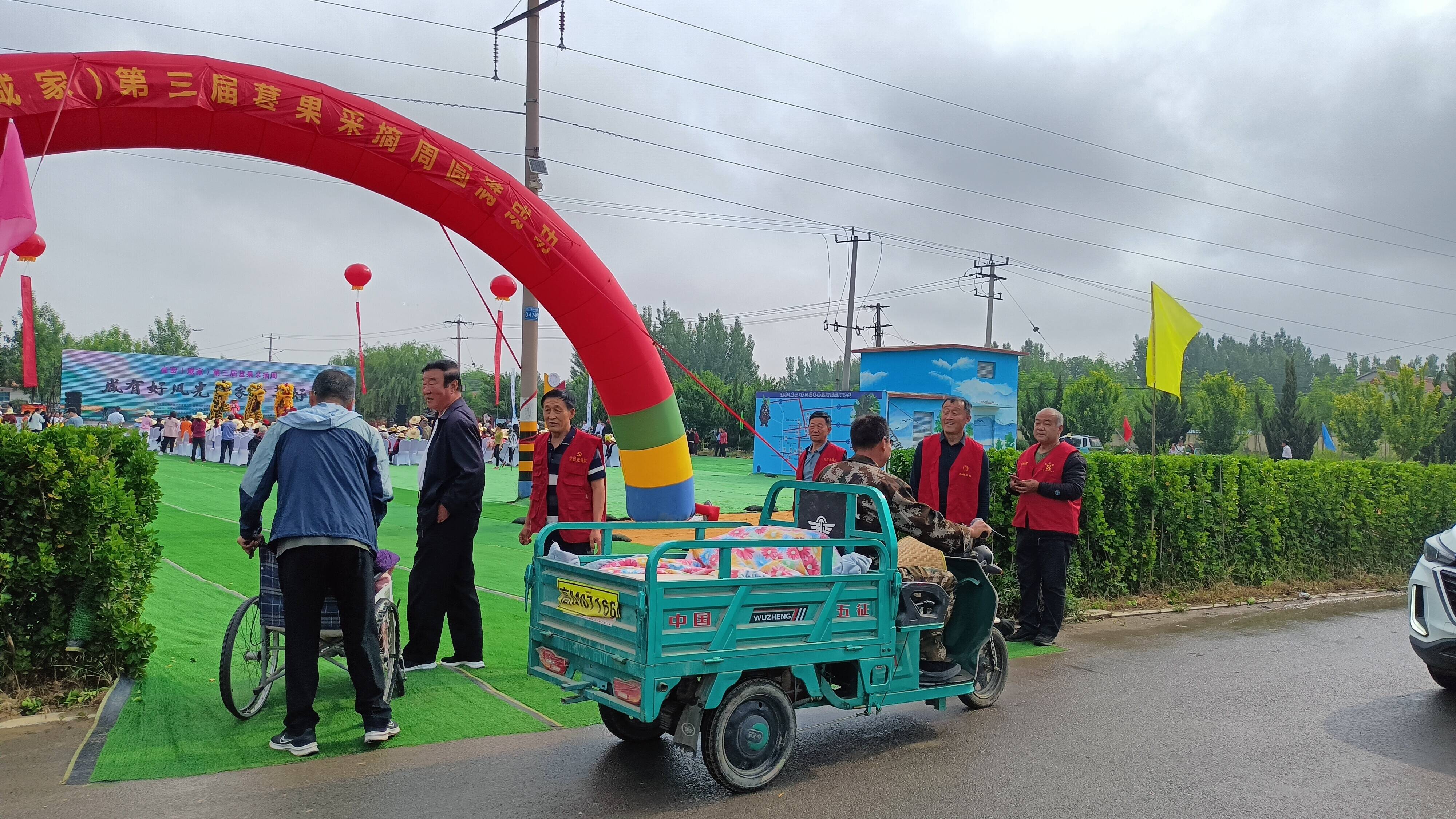 桑榆未老,时光"葚"好——高密市咸家社区老干部开展助力桑葚采摘活动