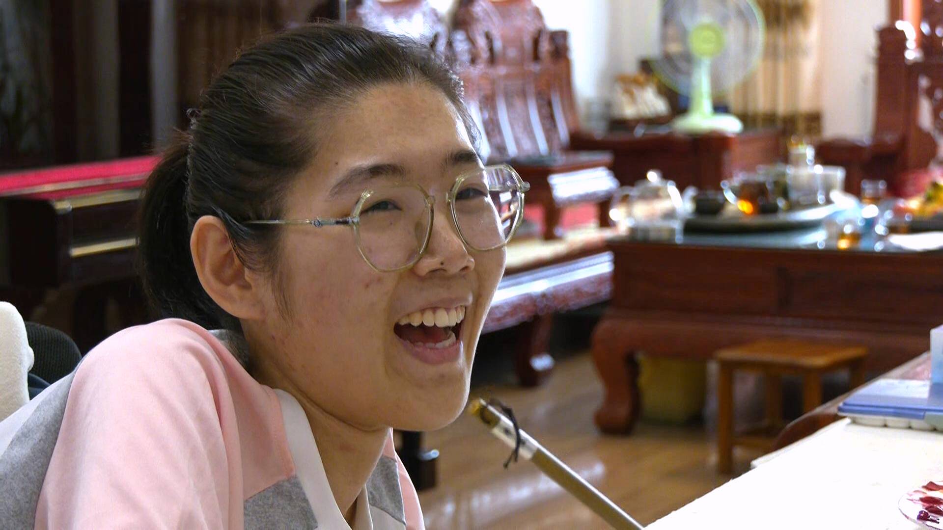 这位"轮椅女孩"名叫高雪菲,今年21岁,山东省高密市人,初次见到她时,她