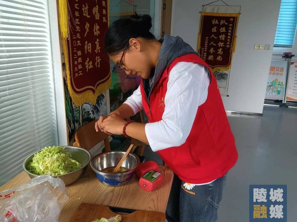 安德街道开展红色驿站在行动关爱老人守初心爱心送餐志愿服务