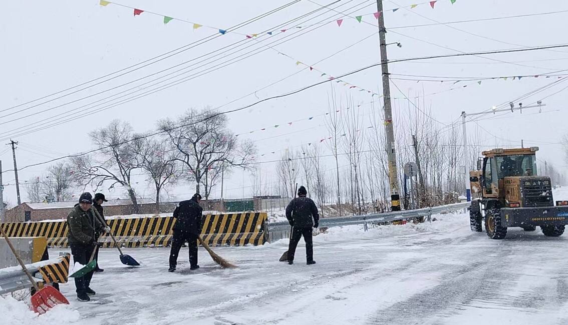 德州市陵城区宋家镇机械人工齐上阵破冰除雪保畅通