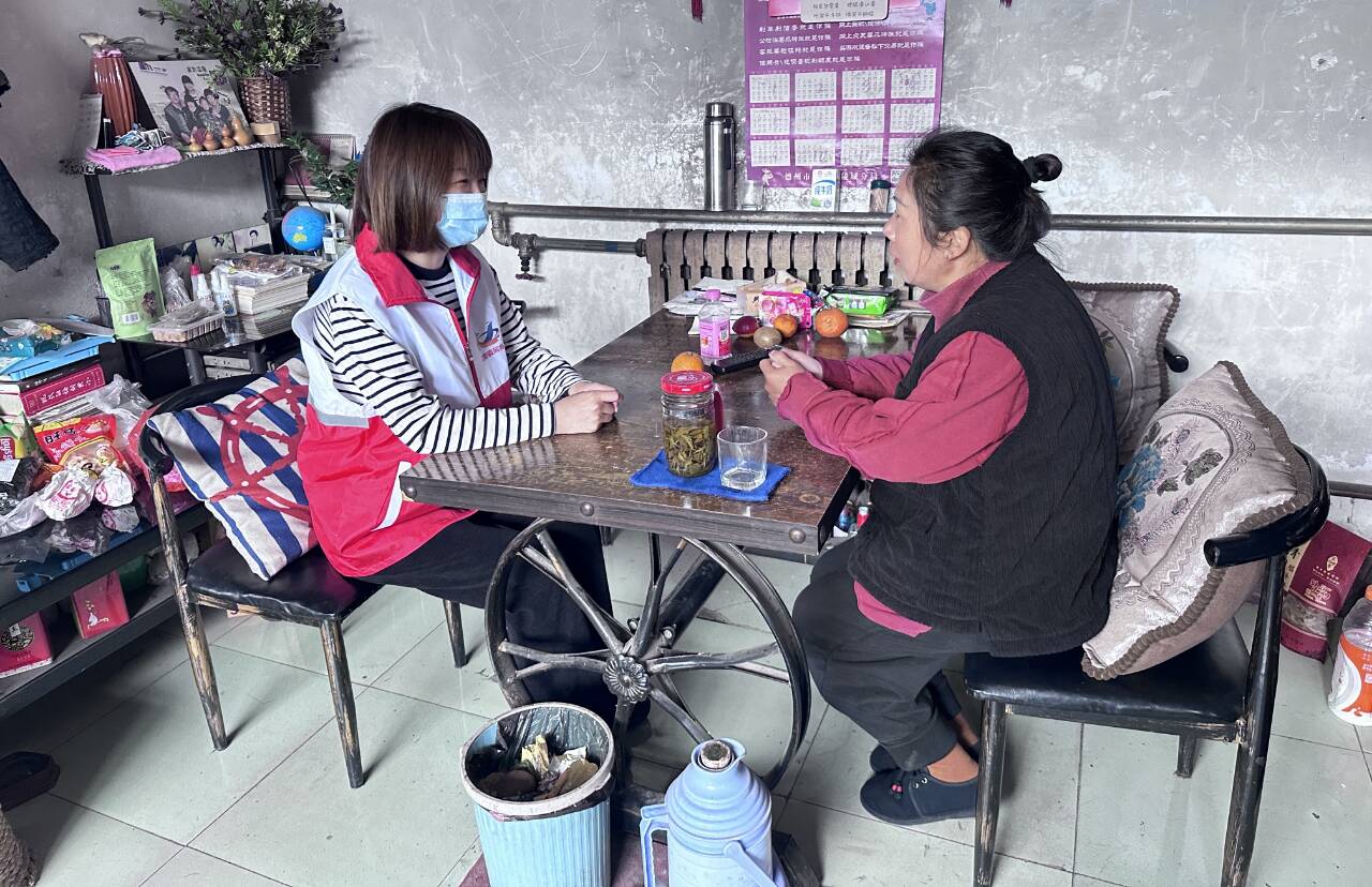 当天,网格员李倩接到村民李先生的电话,李先生反映楼上邻居刘先生家