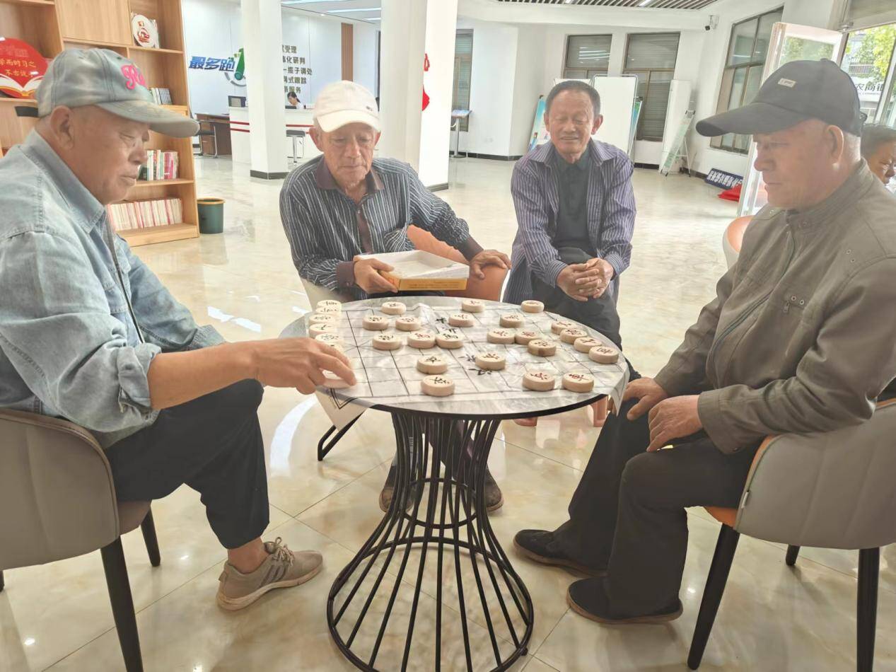 老年人下棋照片图片