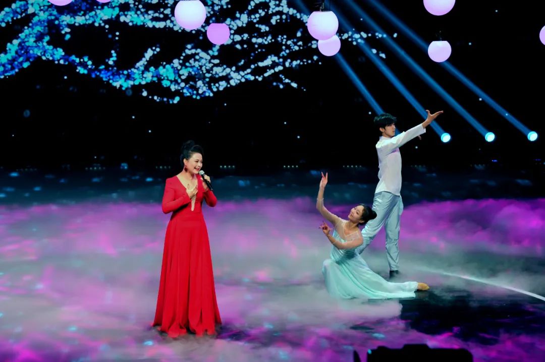 众多璀璨的明星齐聚一堂,抒情花腔女高音歌唱家吴碧霞,知名青年歌手王