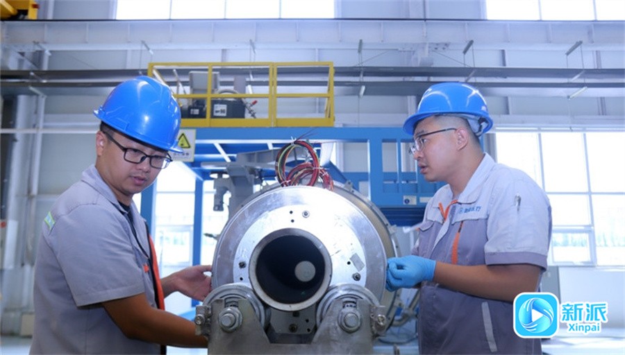山东奥新医疗科技有限公司里，工程师们正在组装核磁共振仪器的核心部件。.jpg