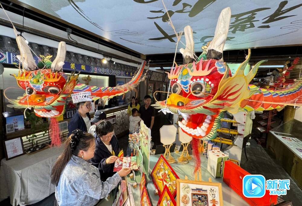 10月5日，在城区十笏园文化街区，一件件精美的非遗产品吸引了游客的目光，木版年画、泥叫虎、剪纸、风筝等非遗产品映入人们的眼帘。张驰.jpg