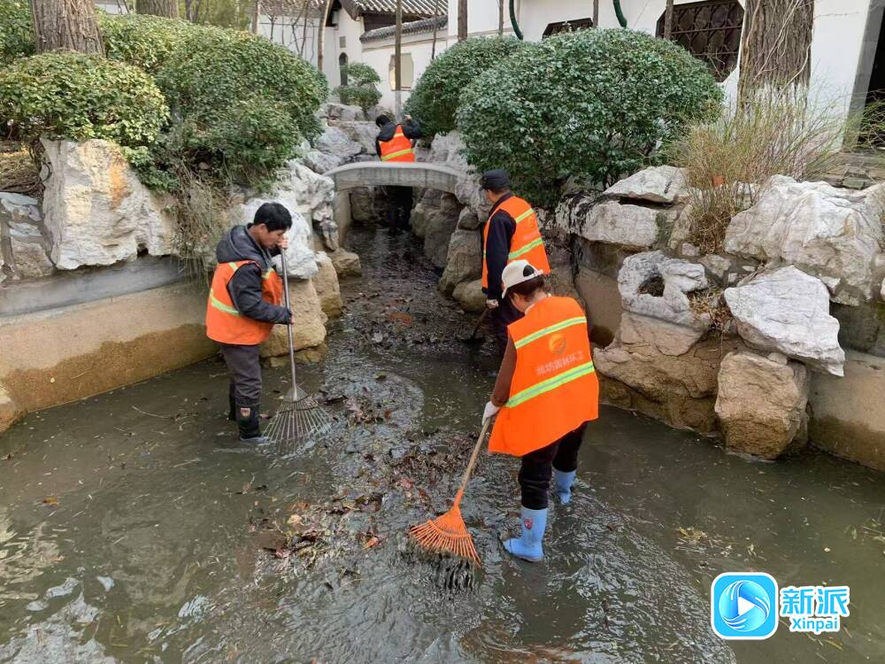 一竞技市人民公园河道正在“洗白白”(图1)