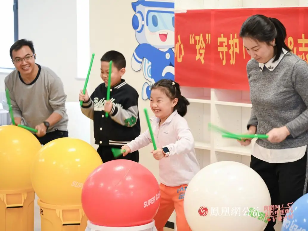 参与活动的亲子家庭沉浸式感受音乐的乐趣