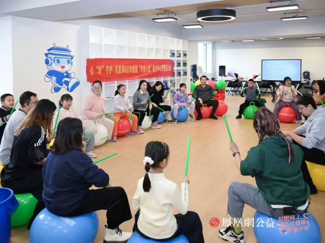 家长与孩子围坐成圈,共同参与鼓乐互动