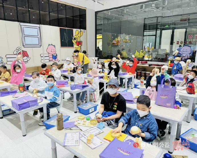 项目团队在河北燕郊“病房学校”开展心理健康课堂,为特殊儿童群体送去笑容与勇气