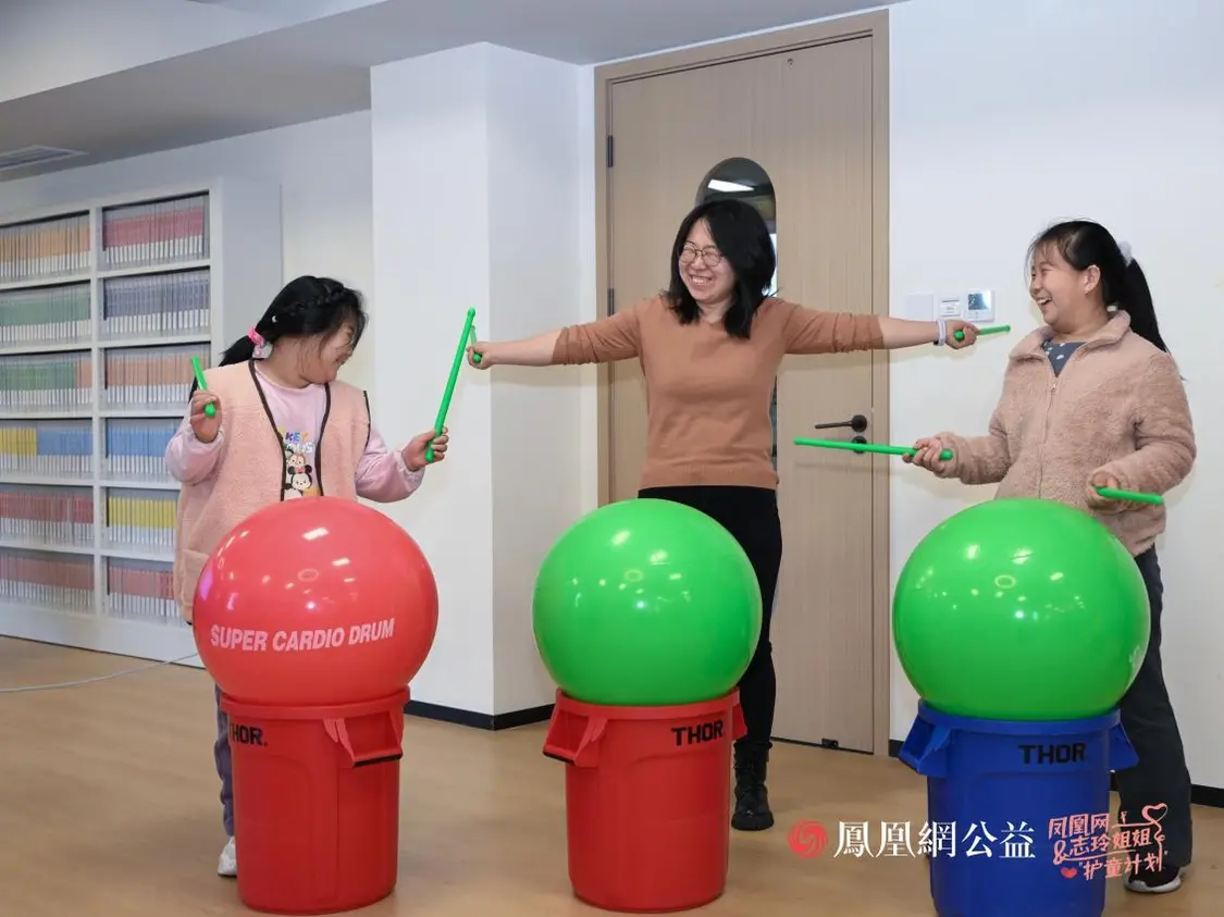 “欢乐亲子舞”环节孩子们与父母齐心协作