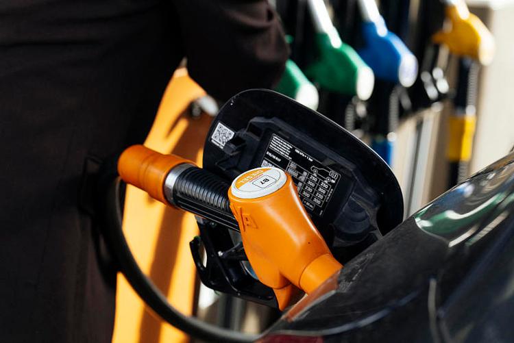 国际油价突破每桶100美元 为2022年以来首次