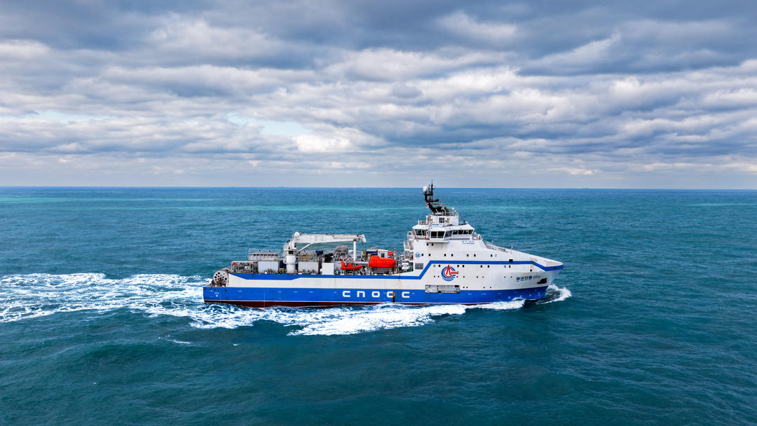 我国首艘自主设计建造的集成式大型压裂船交付