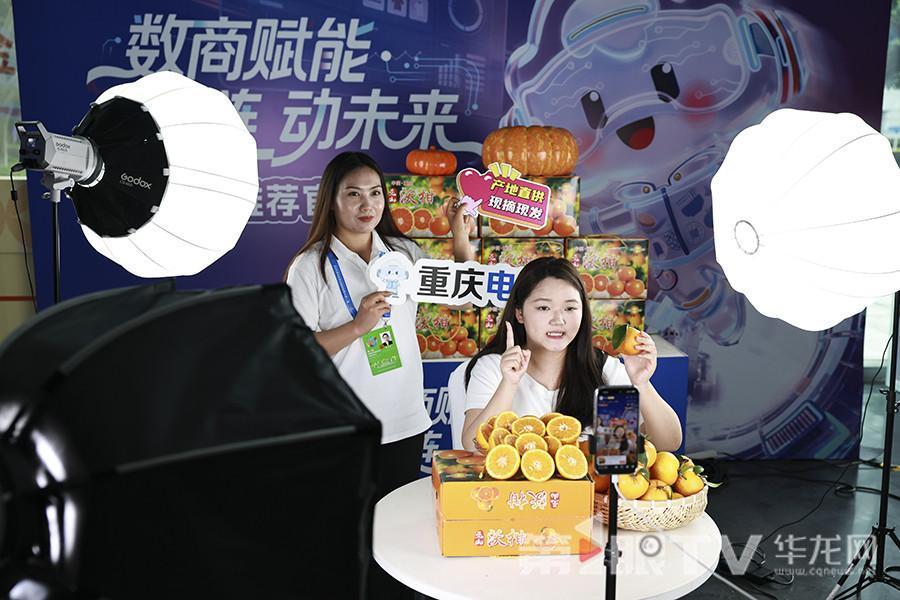 主播达人现场直播。第1眼TV-华龙网记者 李文科 摄