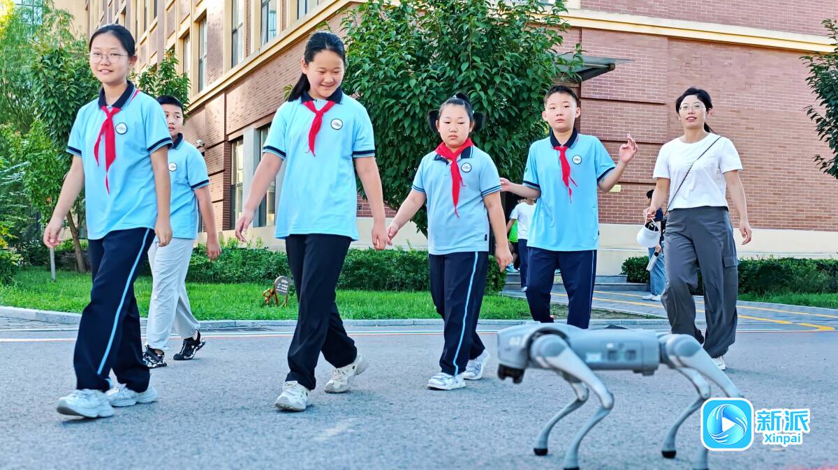 “机器狗”迎开学科技感满满(图1)