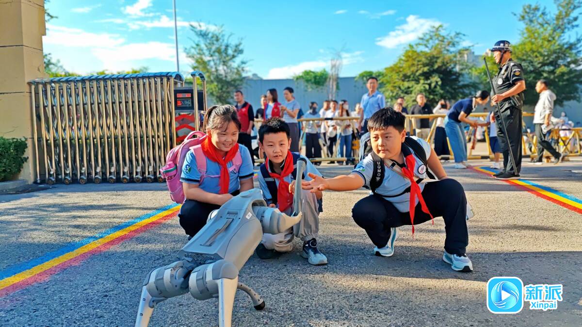 “机器狗”迎开学科技感满满(图3)