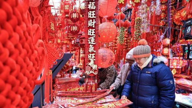 過(guò)年春聯(lián)怎么貼？先貼橫批再貼豎聯(lián)，最后才貼福