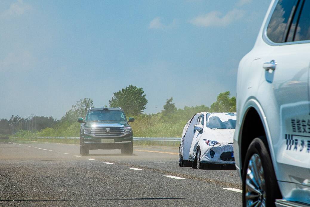 醉酒后自己睡觉 让辅助驾驶“自动”开车 司机构成危险驾驶罪！