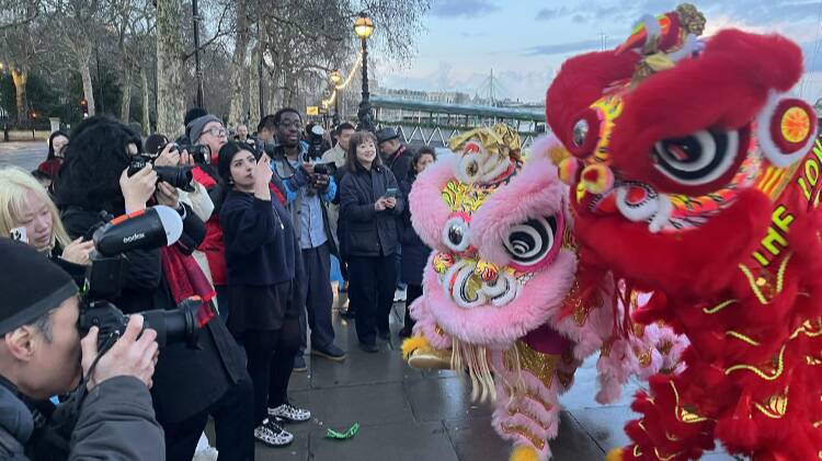 点亮中国红！英国地标伦敦眼披上中国春节装扮